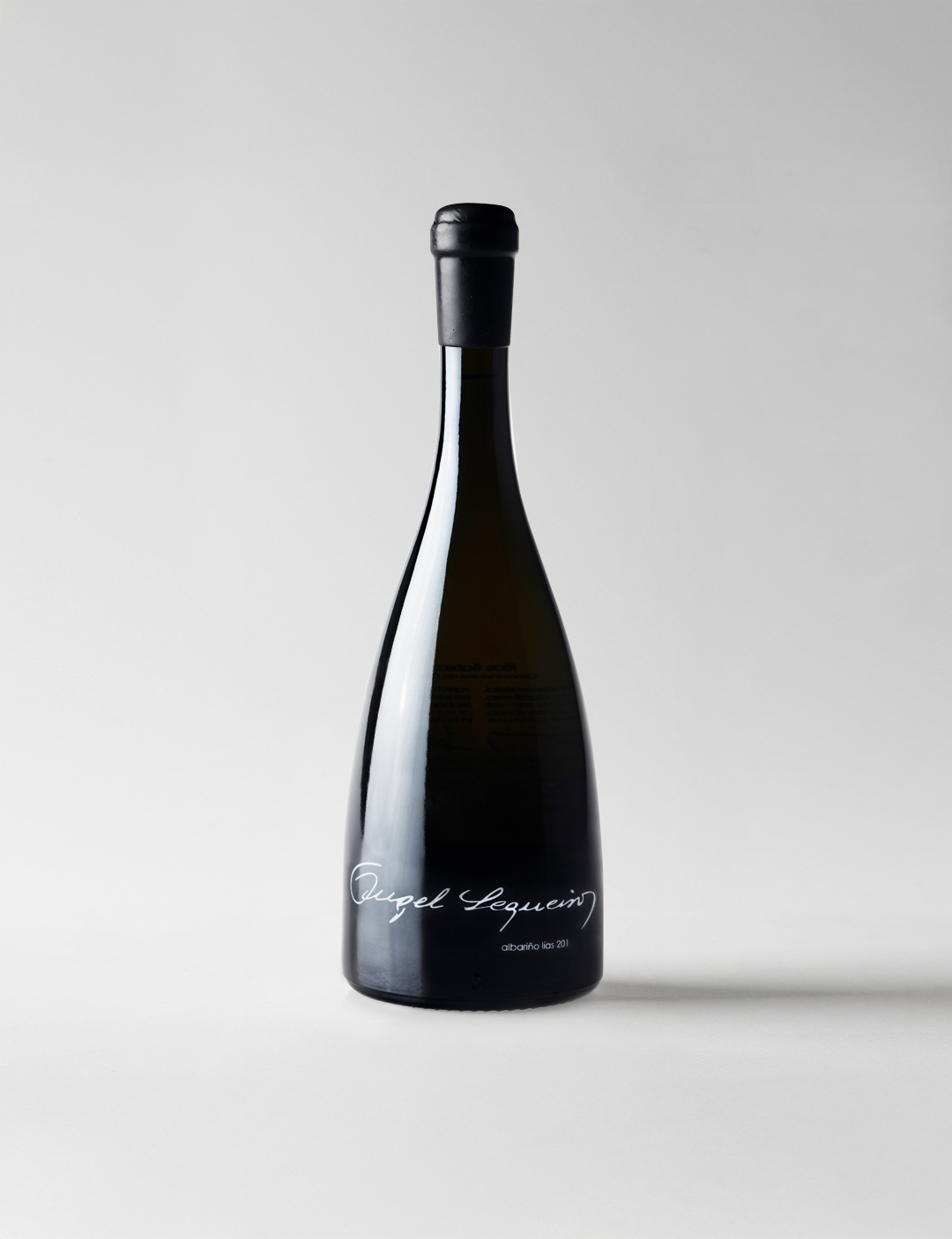 Botella de Lias de la bodega Ángel Sequeiros. Albariño de guarda D.O. Rías Baixas